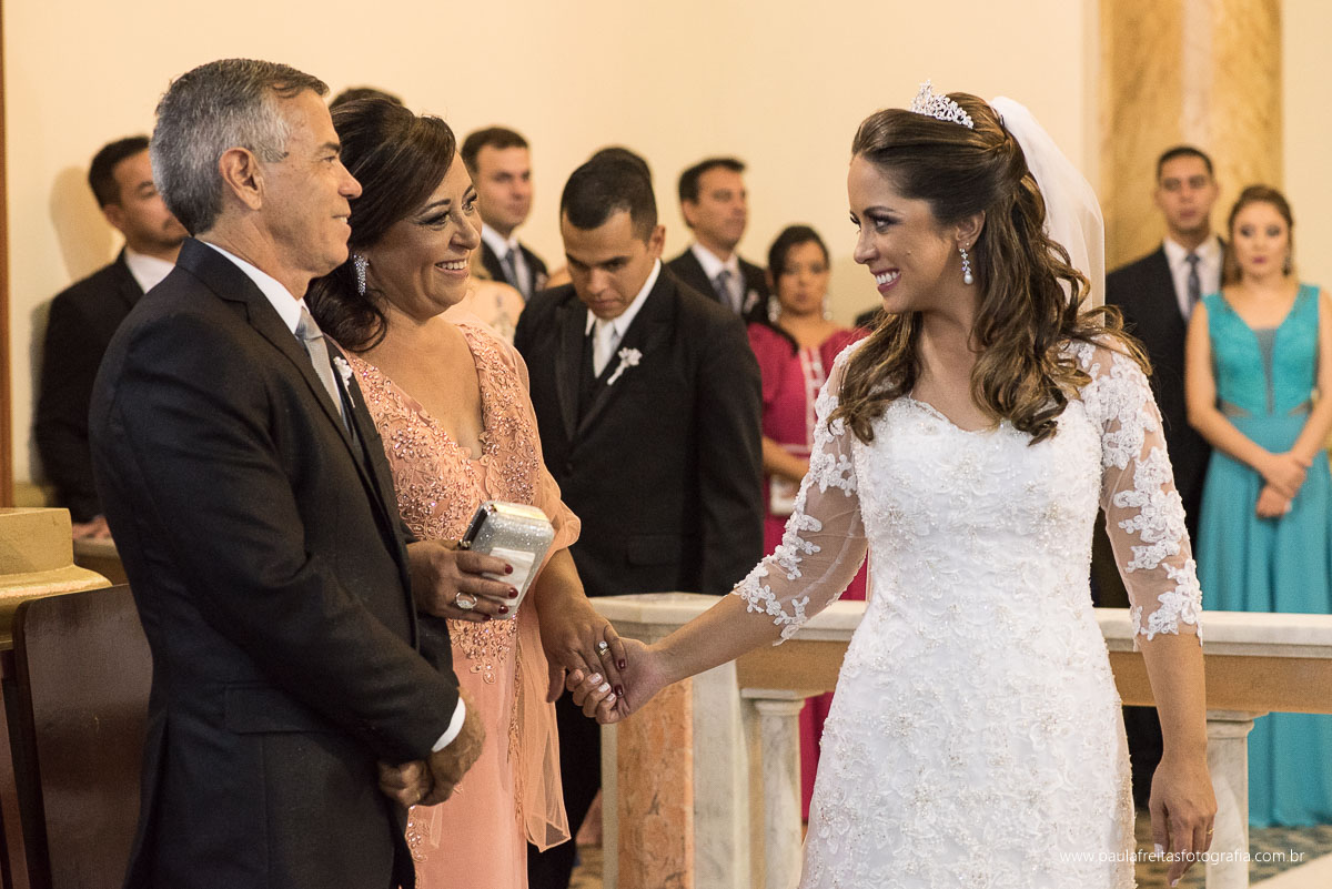 noiva olhando para sua mae durante a cerimonia de casamento