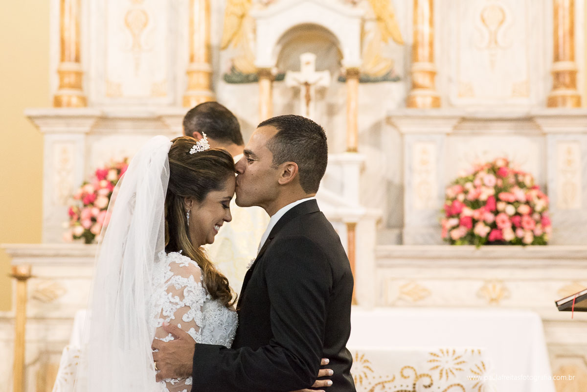 noivo da um beijo na noiva