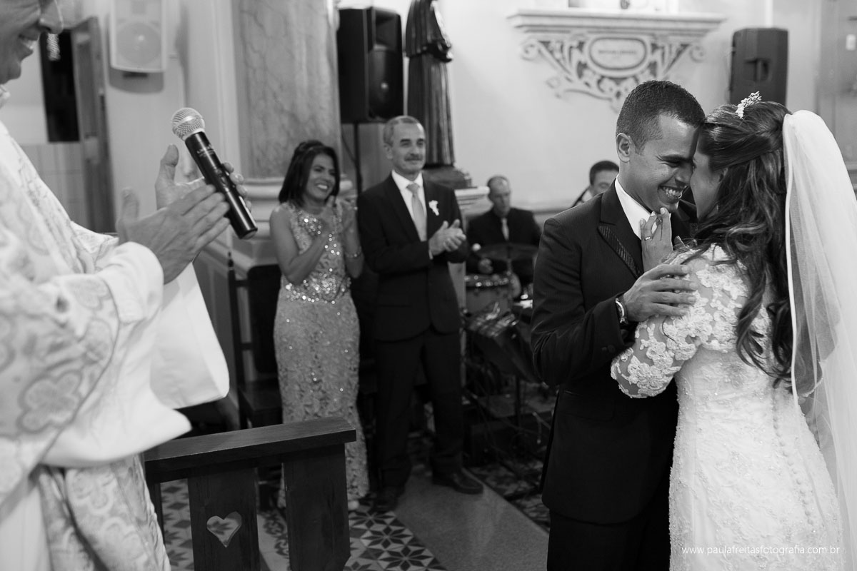 carinho entre os noivos na cerimonia