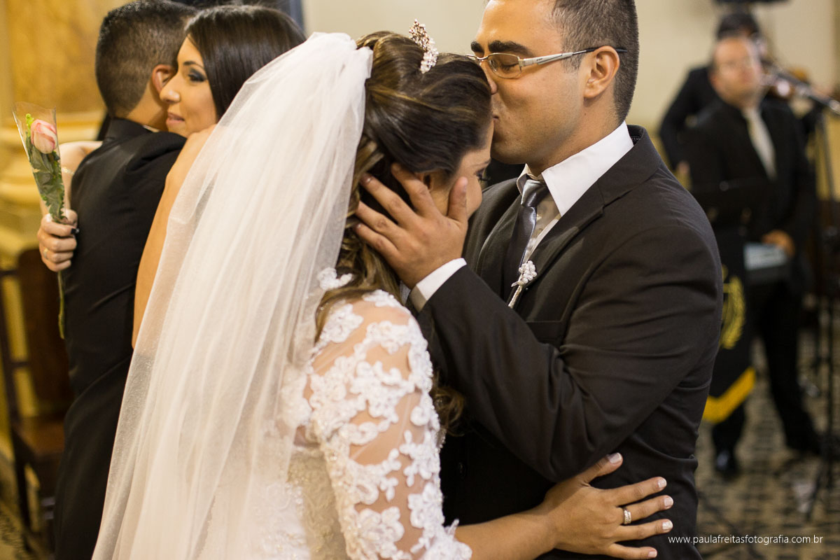 cumprimento da noiva e seu irmao na igreja