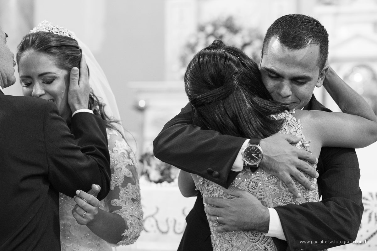 abraço do noivo com seus pais