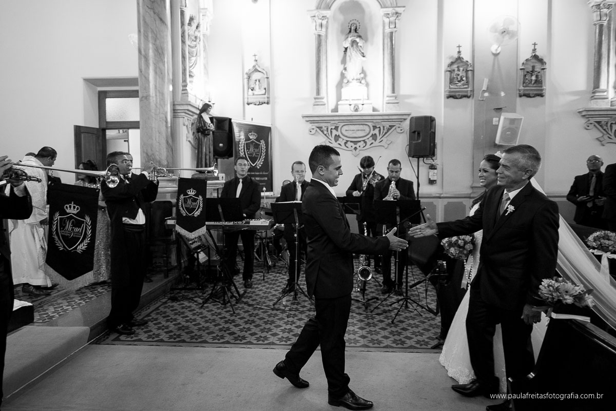 noivo indo receber a noiva