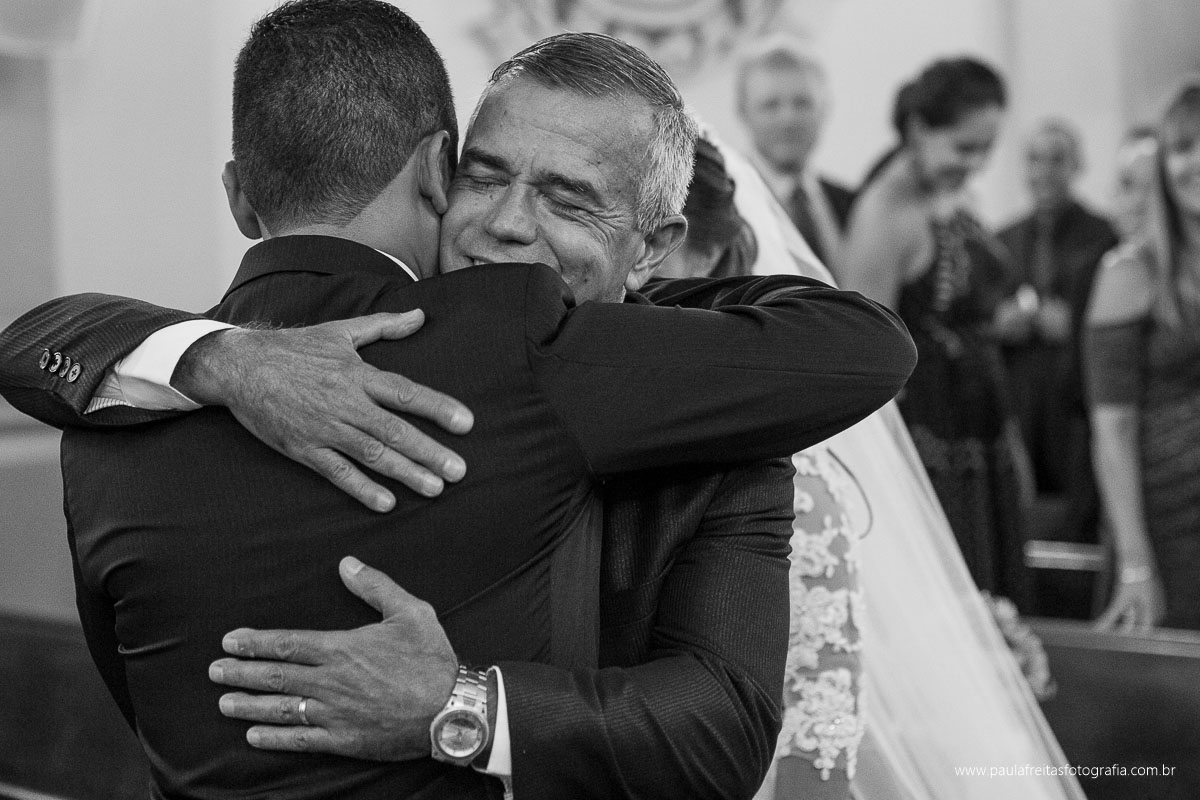 noivo cumprimentando o sogro