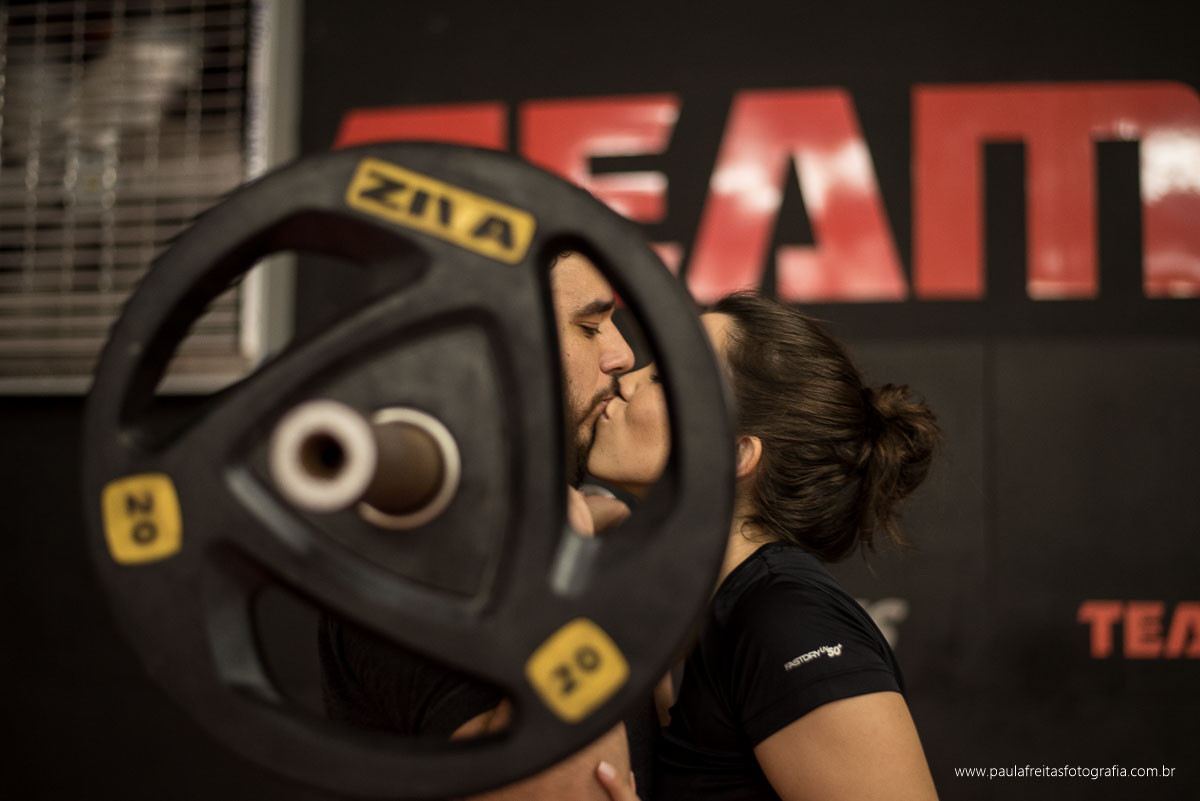 ensaio de casal feito na academia team nogueira e fotografado por paula freitas fotografia