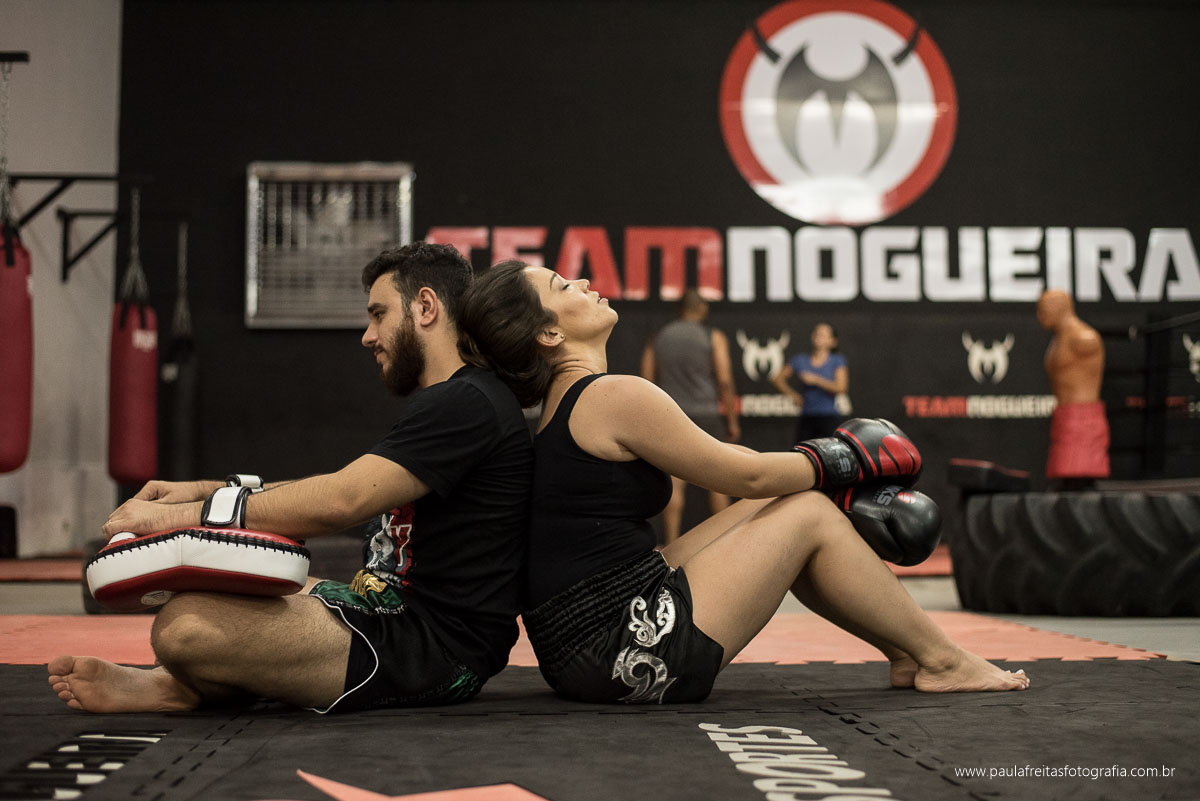ensaio de casal feito na academia team nogueira e fotografado por paula freitas fotografia
