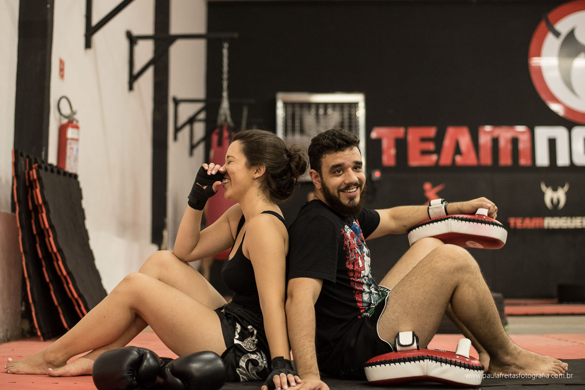 ensaio de casal feito na academia team nogueira e fotografado por paula freitas fotografia