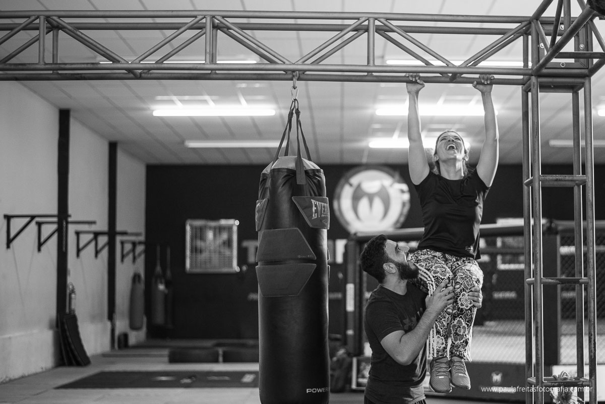 ensaio de casal feito na academia team nogueira e fotografado por paula freitas fotografia