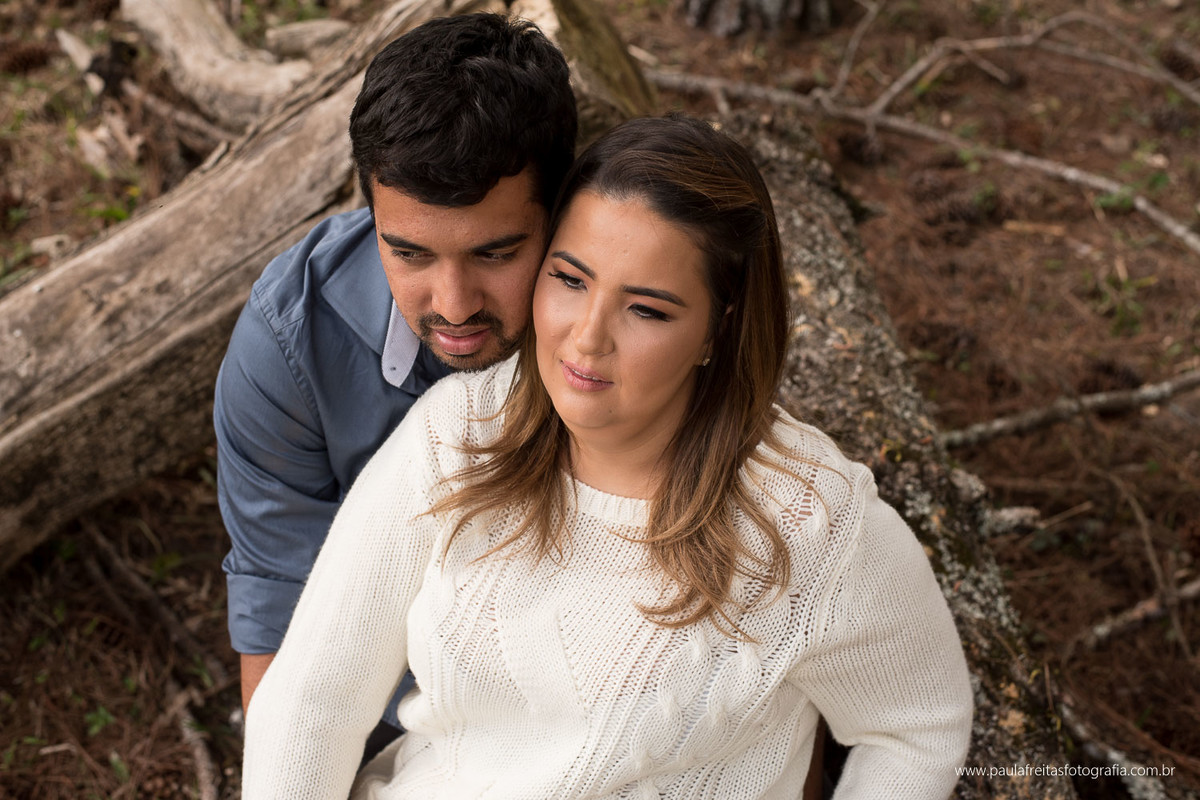 ensaio pre casamento feito no campo no sitio em cunha fotografado por paula freitas fotografia no vale do paraiba