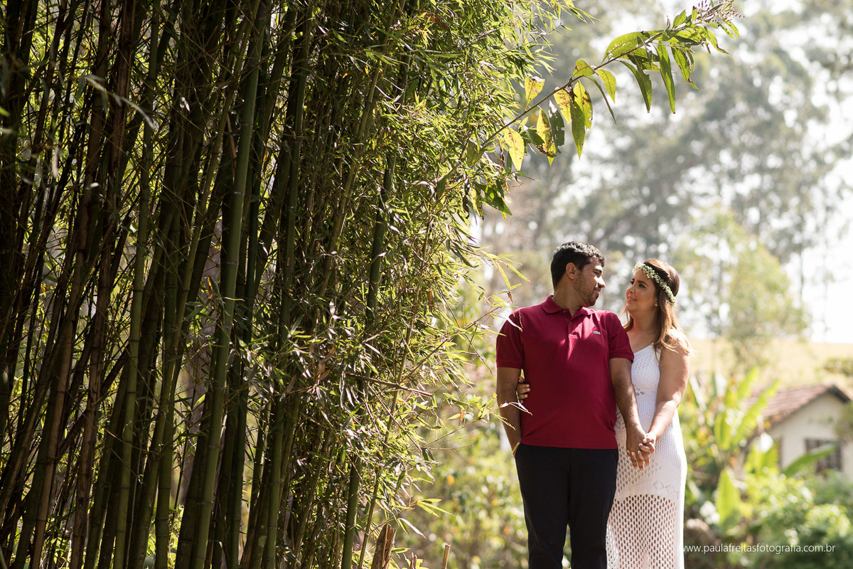 ensaio pre casamento feito no campo no sitio em cunha fotografado por paula freitas fotografia no vale do paraiba