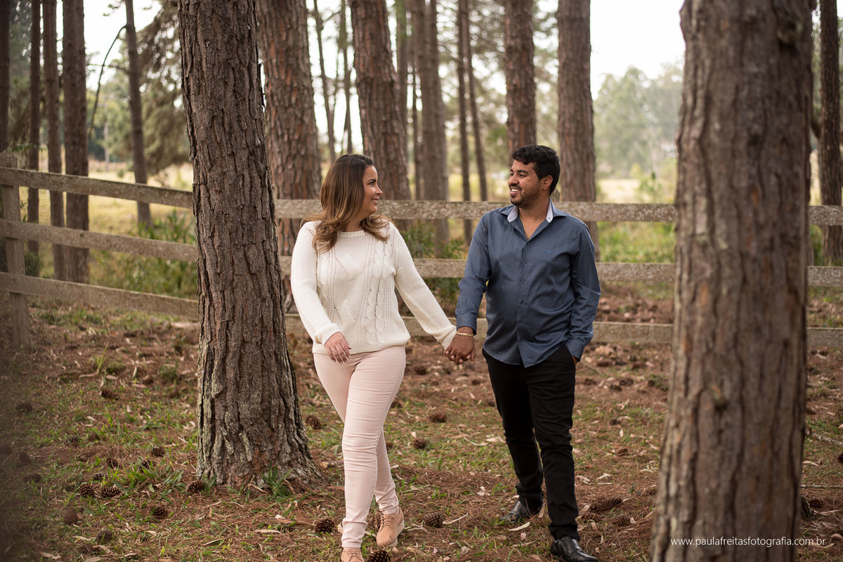 ensaio pre casamento feito no campo no sitio em cunha fotografado por paula freitas fotografia no vale do paraiba