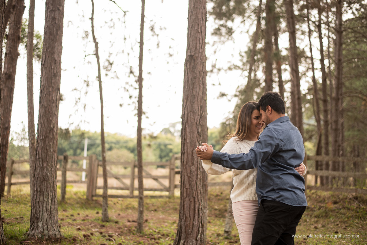 ensaio pre casamento feito no campo no sitio em cunha fotografado por paula freitas fotografia no vale do paraiba