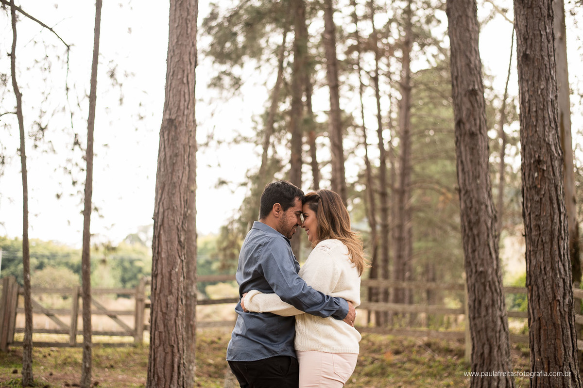 ensaio pre casamento feito no campo no sitio em cunha fotografado por paula freitas fotografia no vale do paraiba
