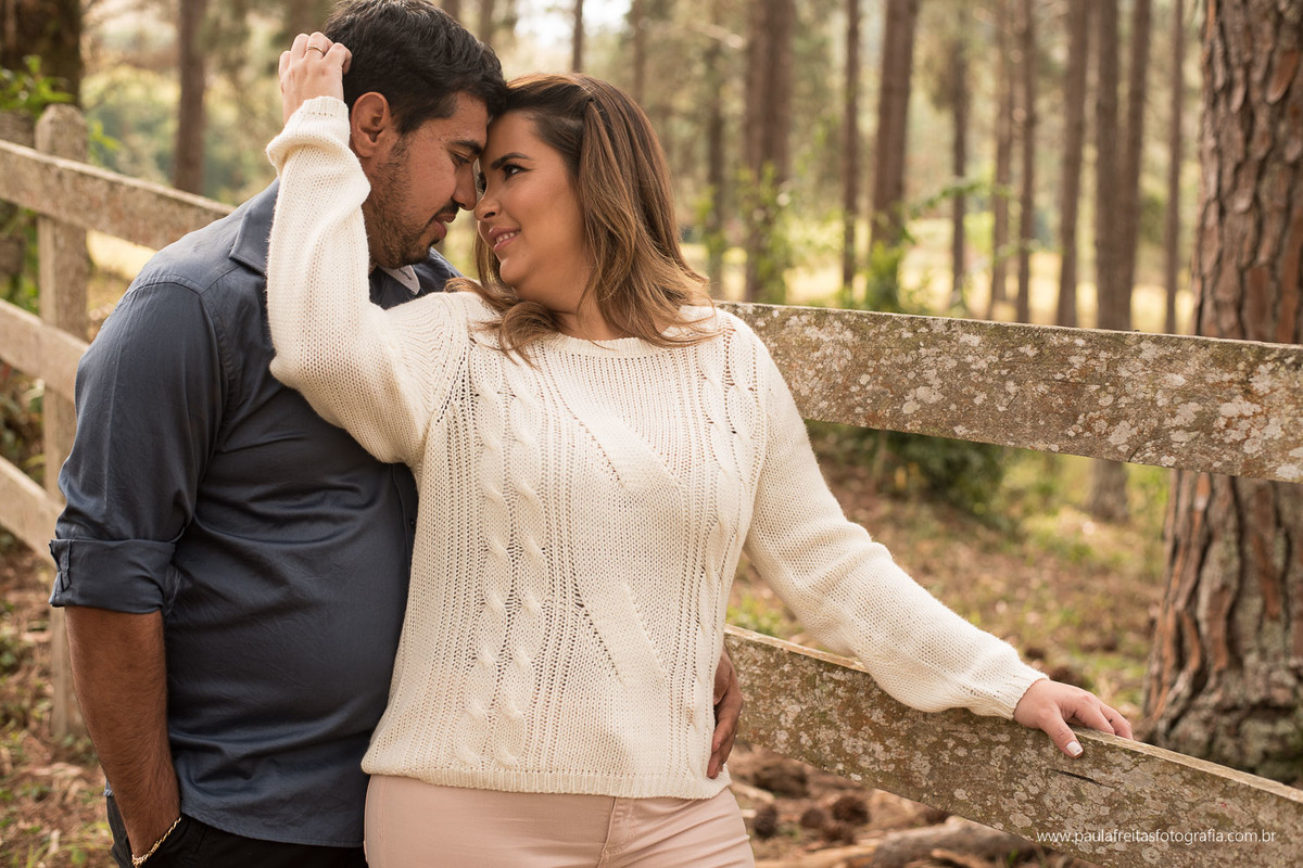 ensaio pre casamento feito no campo no sitio em cunha fotografado por paula freitas fotografia no vale do paraiba