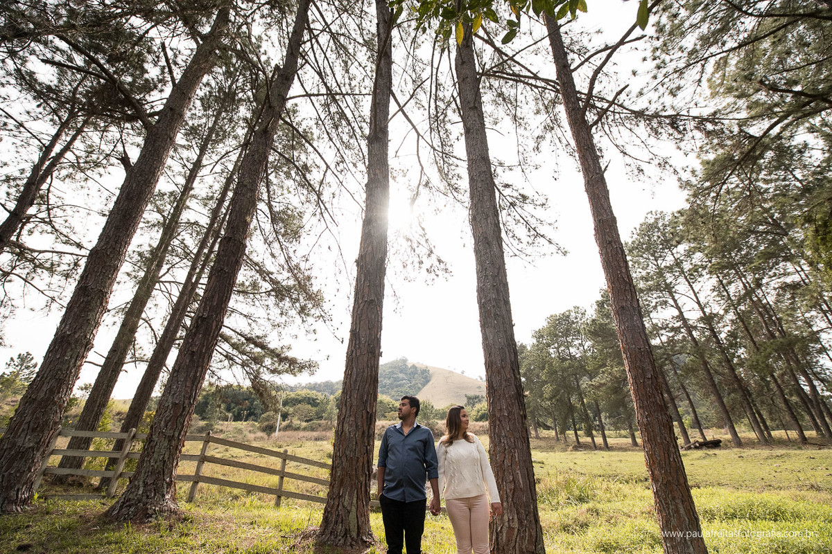 ensaio pre casamento feito no campo no sitio em cunha fotografado por paula freitas fotografia no vale do paraiba