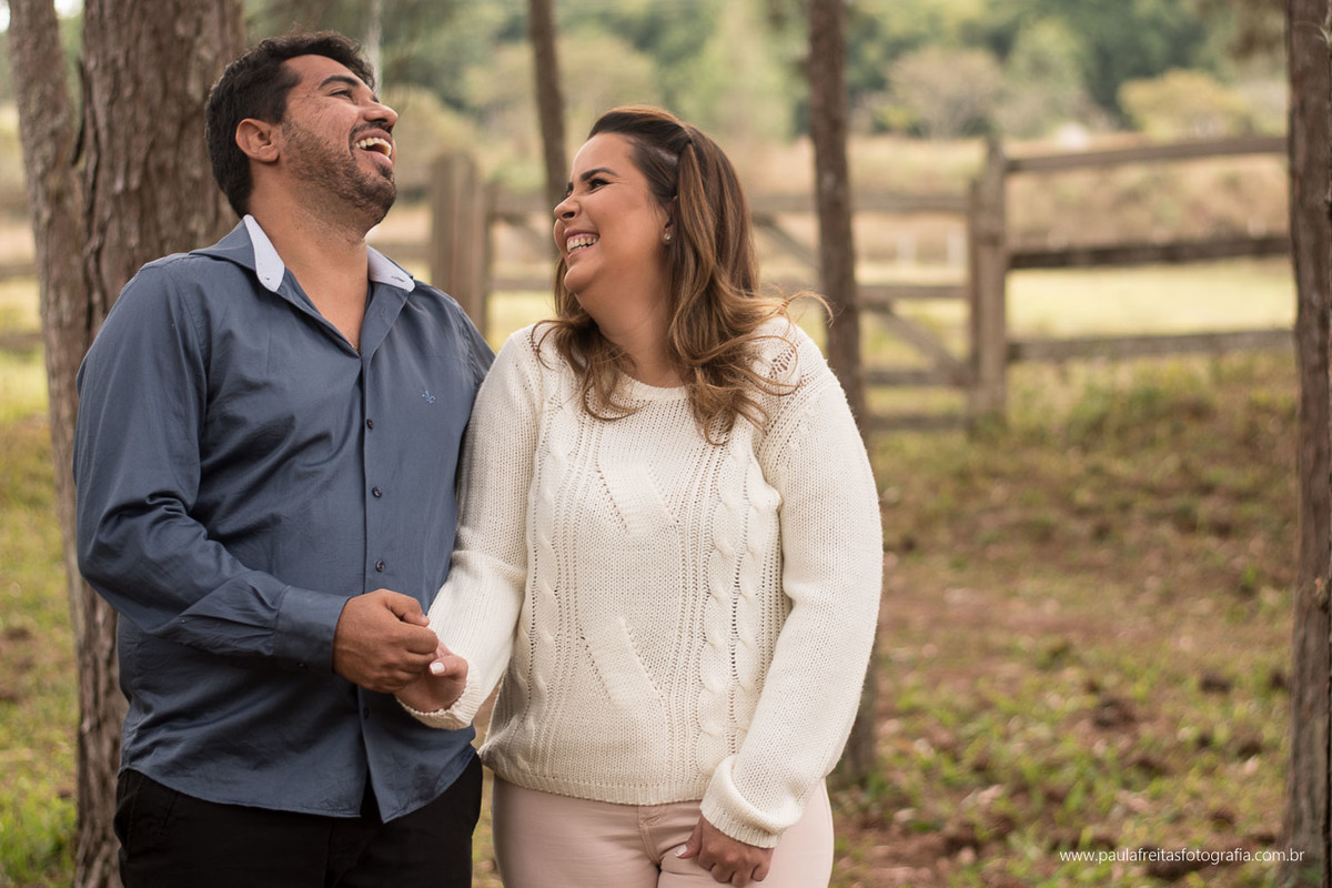 ensaio pre casamento feito no campo no sitio em cunha fotografado por paula freitas fotografia no vale do paraiba
