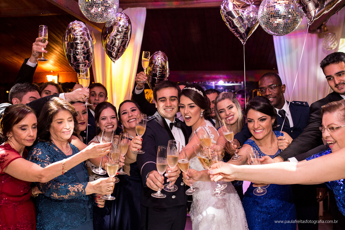 casamento com entrada de cachorros no recanto do bosque em guaratingueta