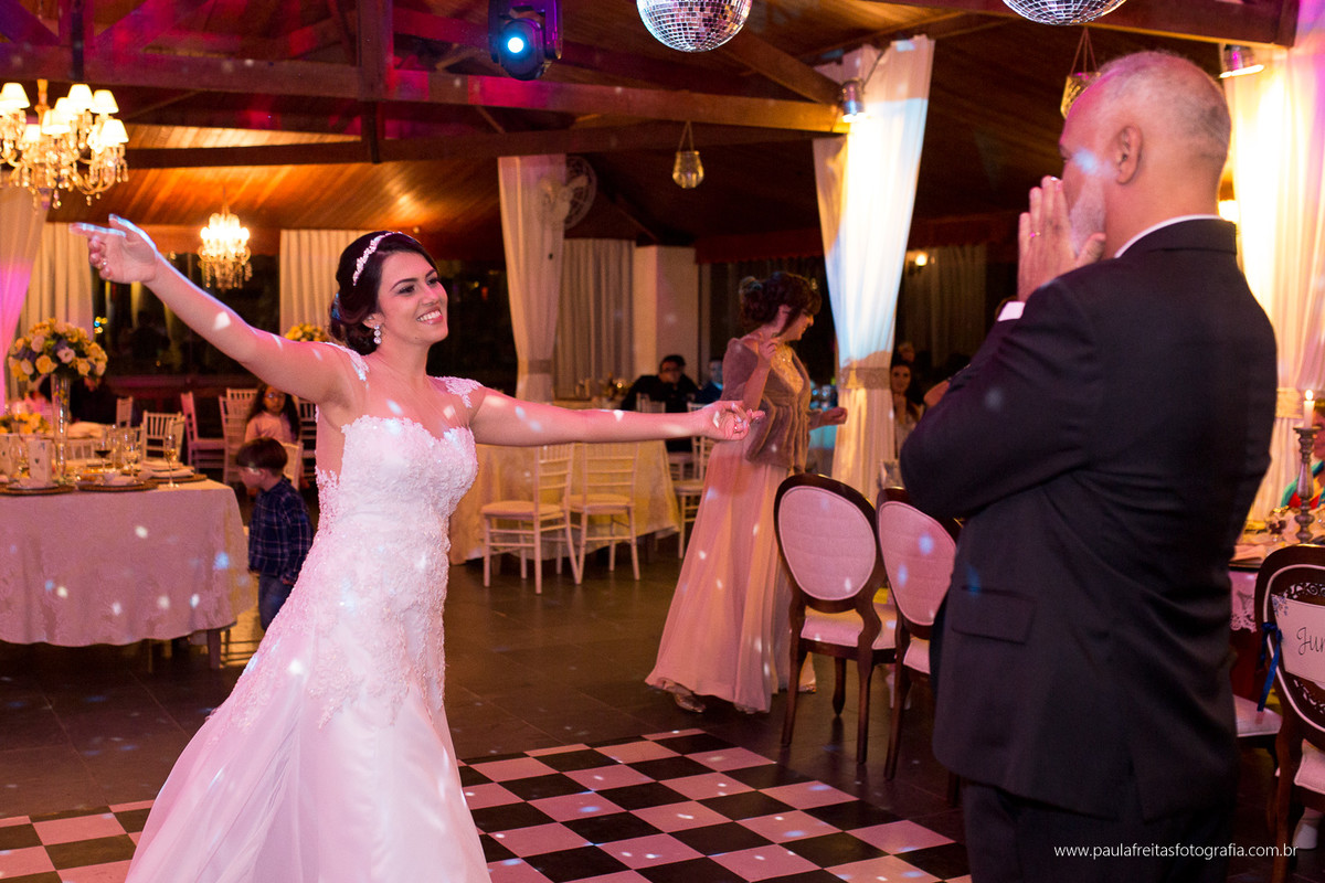 casamento com entrada de cachorros no recanto do bosque em guaratingueta