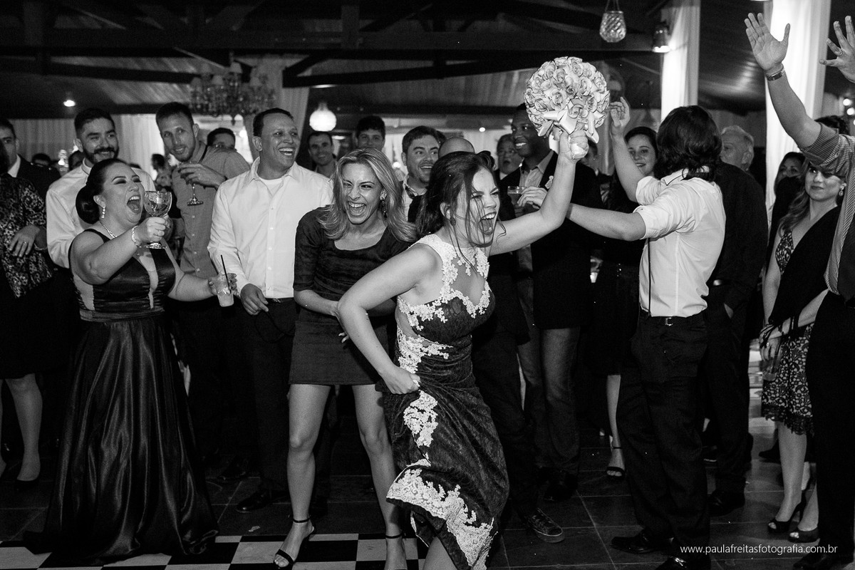 casamento com entrada de cachorros no recanto do bosque em guaratingueta