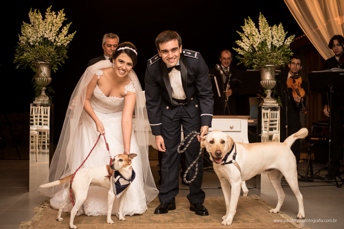 casamento com entrada de cachorros no recanto do bosque em guaratingueta