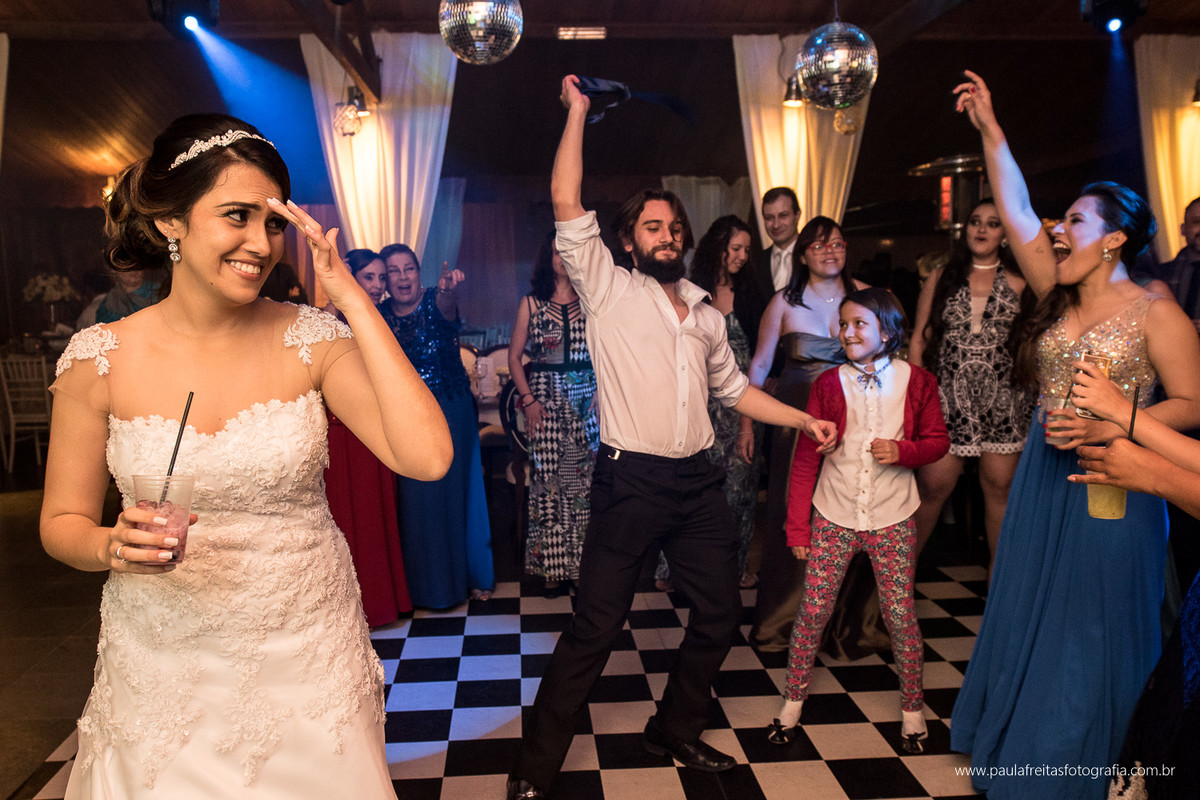 casamento com entrada de cachorros no recanto do bosque em guaratingueta