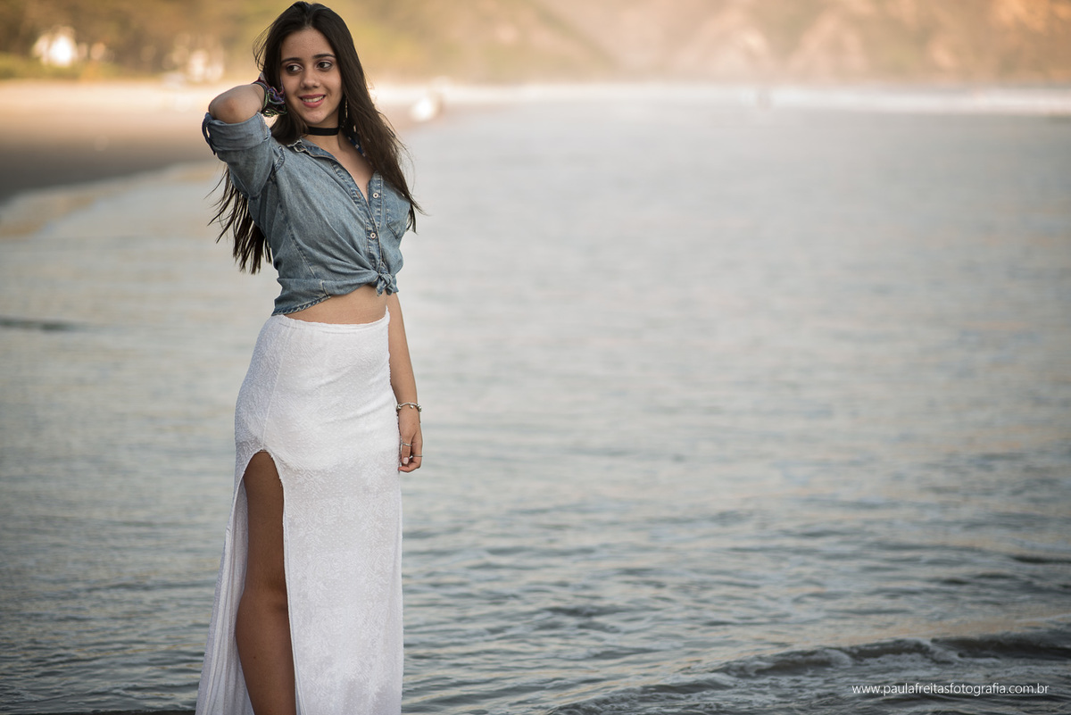 ensaio de 15 anos feito na praia em ilhabelha litoral norte fotografado por paula freitas fotografia