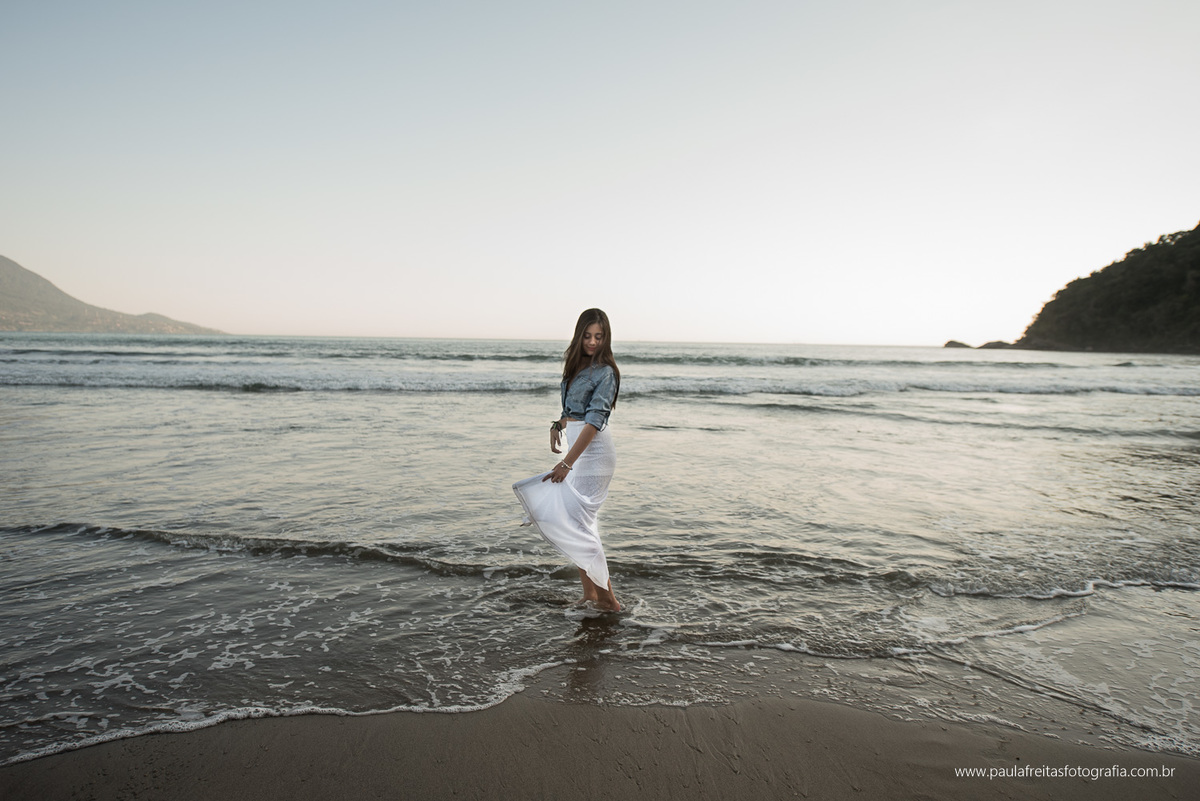 ensaio de 15 anos feito na praia em ilhabelha litoral norte fotografado por paula freitas fotografia