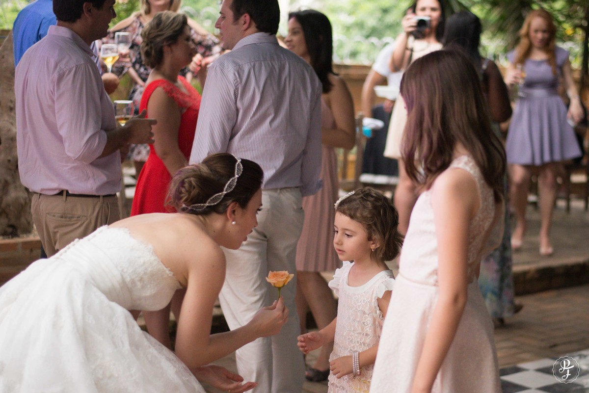 Uma noiva doce, delicada e muito feliz.  Um noivo completamente apaixonado pela noiva e uma figura (rs).  ♥  Making Of: Lucas Ferreira | Studio Vênus Cerimônia Religiosa: Igreja Nossa Senhora das Graças | Guaratinguetá M&u