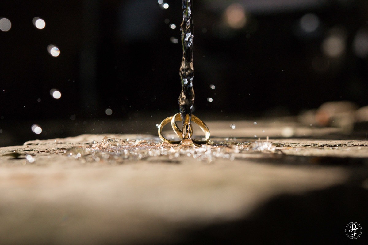 Uma noiva doce, delicada e muito feliz.  Um noivo completamente apaixonado pela noiva e uma figura (rs).  ♥  Making Of: Lucas Ferreira | Studio Vênus Cerimônia Religiosa: Igreja Nossa Senhora das Graças | Guaratinguetá M&u