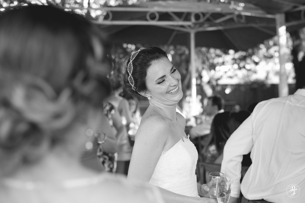 Uma noiva doce, delicada e muito feliz.  Um noivo completamente apaixonado pela noiva e uma figura (rs).  ♥  Making Of: Lucas Ferreira | Studio Vênus Cerimônia Religiosa: Igreja Nossa Senhora das Graças | Guaratinguetá M&u