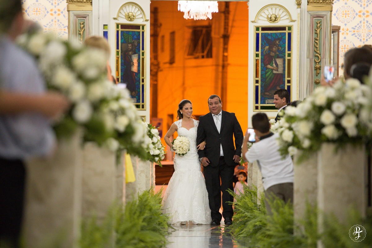 matriz-de-guaratingueta-igreja-de-santo-antonio-casamento-carla-e-rafael-fotografado-por-paula-freitas-fotografia