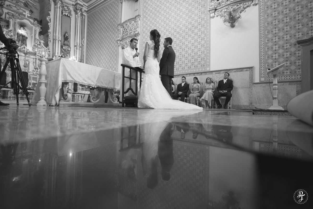 matriz-de-guaratingueta-igreja-de-santo-antonio-casamento-carla-e-rafael-fotografado-por-paula-freitas-fotografia