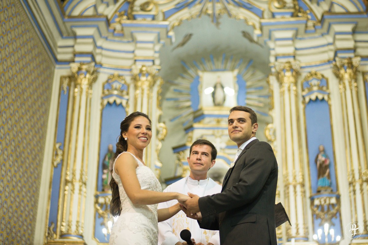 matriz-de-guaratingueta-igreja-de-santo-antonio-casamento-carla-e-rafael-fotografado-por-paula-freitas-fotografia