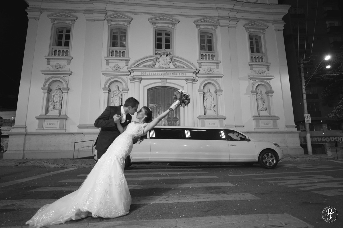matriz-de-guaratingueta-igreja-de-santo-antonio-casamento-carla-e-rafael-fotografado-por-paula-freitas-fotografia