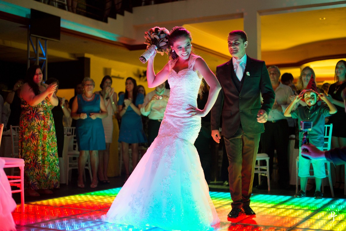 matriz-de-guaratingueta-igreja-de-santo-antonio-casamento-carla-e-rafael-fotografado-por-paula-freitas-fotografia