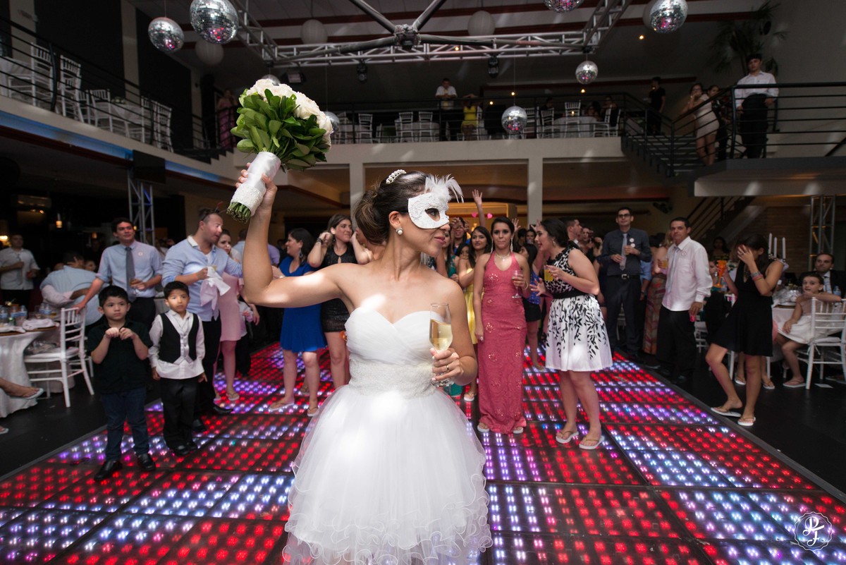 matriz-de-guaratingueta-igreja-de-santo-antonio-casamento-carla-e-rafael-fotografado-por-paula-freitas-fotografia