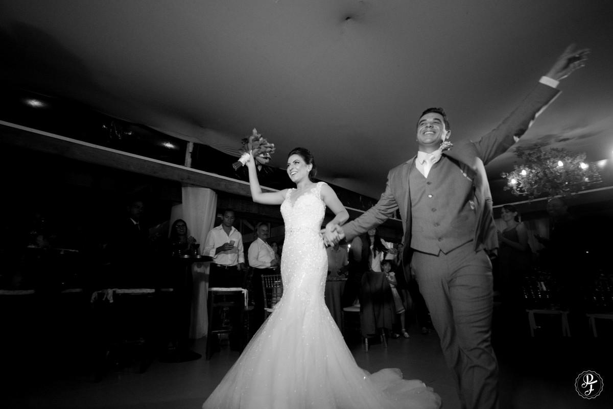 casamento-em-guaratingueta-sp-cerimonia-no-clube-dos-500-e-recepção-no-recanto-do-bosque-camila-e-sandro-fotografados-por-paula-freitas-fotografia