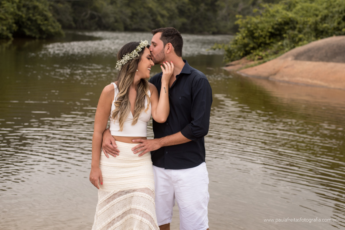 ensaio pre casamento na praia em ubatuba - ensaio de casal na praia em ubatuba - book de casal na praia em ubatuba - fotos de casal na praia em ubatuba por paula freitas fotografia