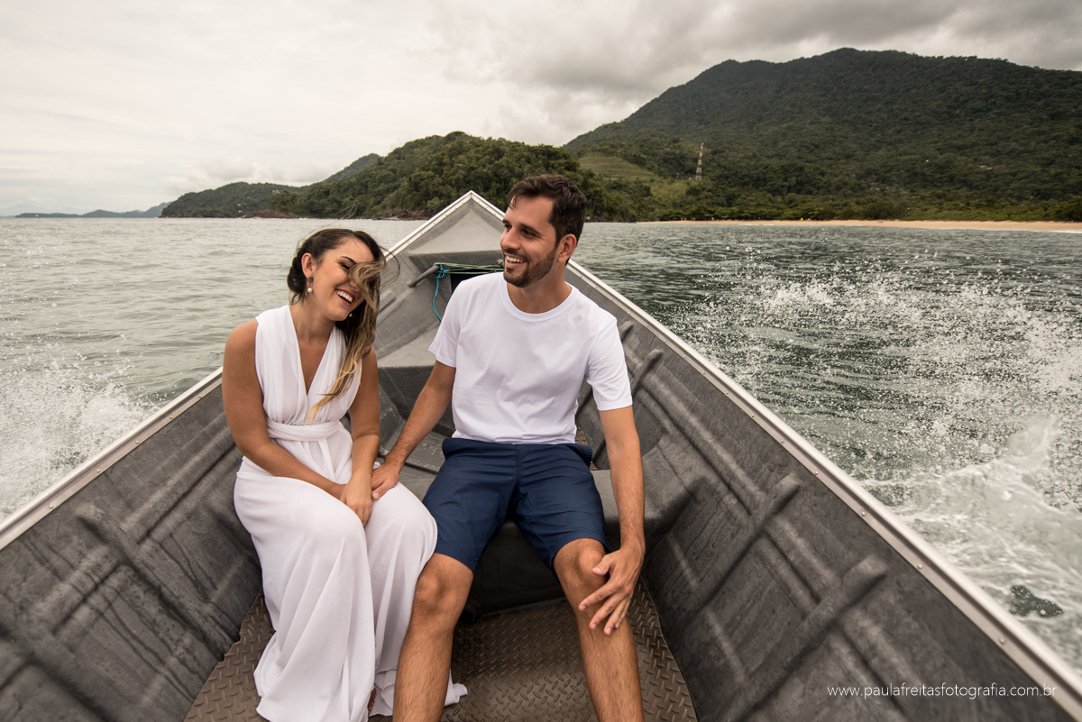 ensaio pre casamento na praia em ubatuba - ensaio de casal na praia em ubatuba - book de casal na praia em ubatuba - fotos de casal na praia em ubatuba por paula freitas fotografia