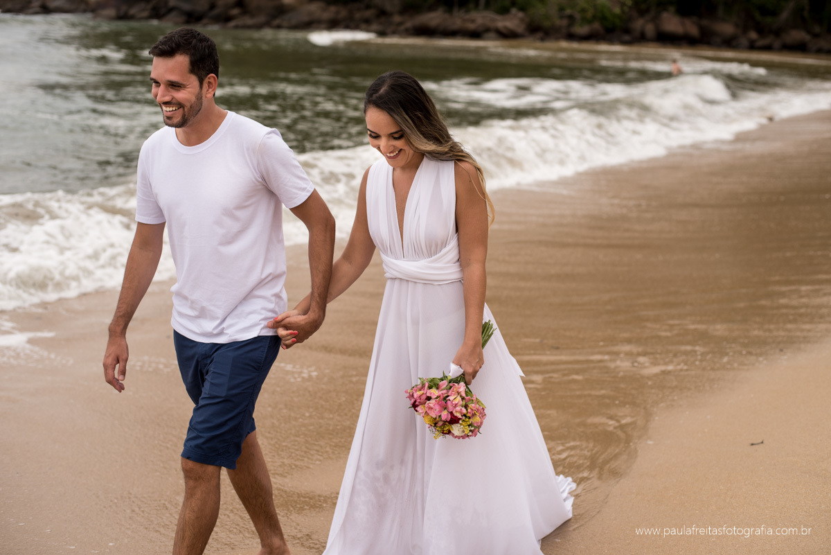 ensaio pre casamento na praia em ubatuba - ensaio de casal na praia em ubatuba - book de casal na praia em ubatuba - fotos de casal na praia em ubatuba por paula freitas fotografia