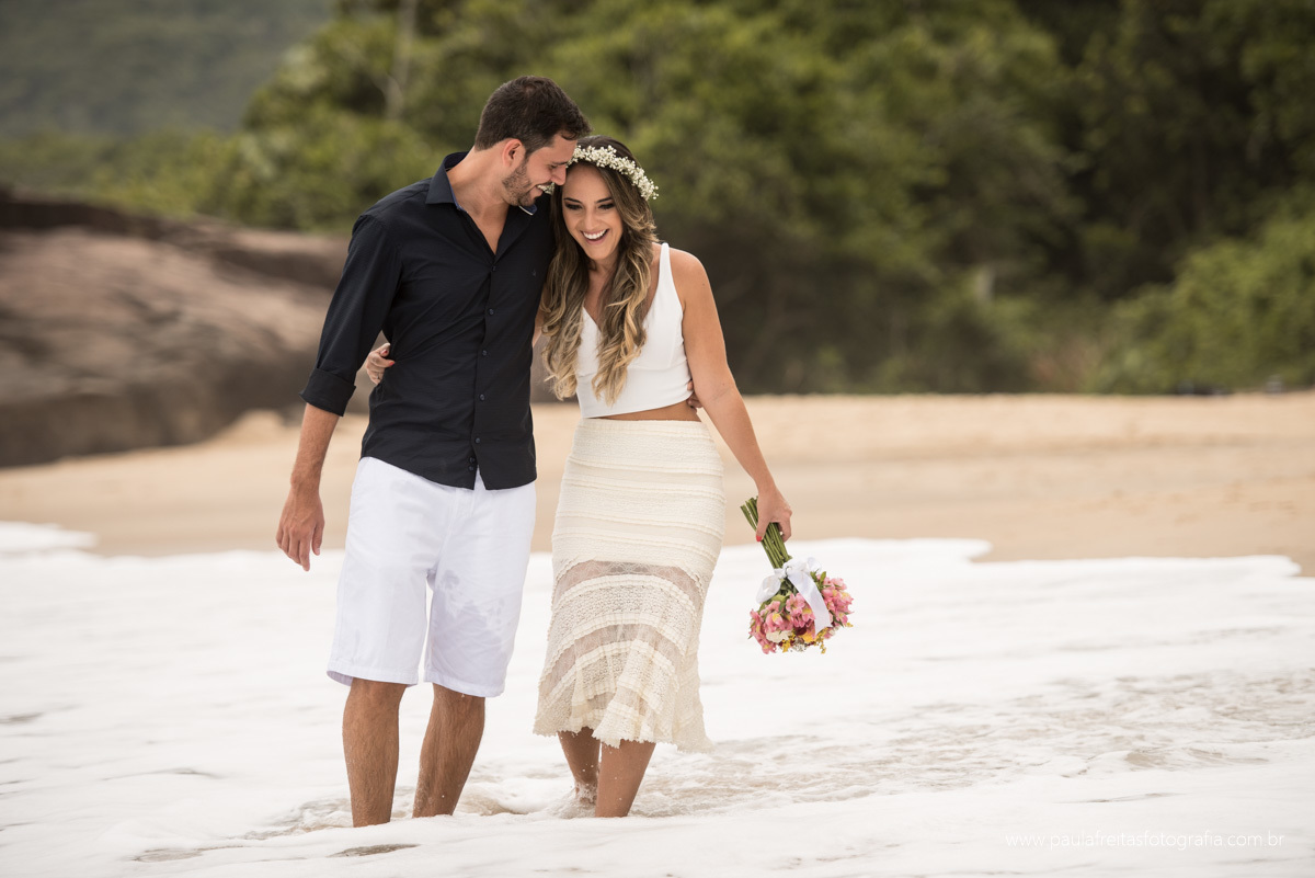 ensaio pre casamento na praia em ubatuba - ensaio de casal na praia em ubatuba - book de casal na praia em ubatuba - fotos de casal na praia em ubatuba por paula freitas fotografia