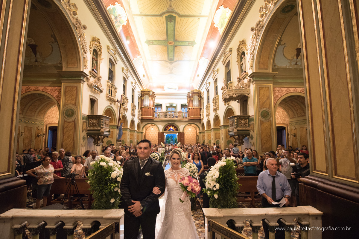 casamento de aline e tiago na basílica velha de nossa senhora aparecida em aparecida do norte fotografado por paula freitas fotografia