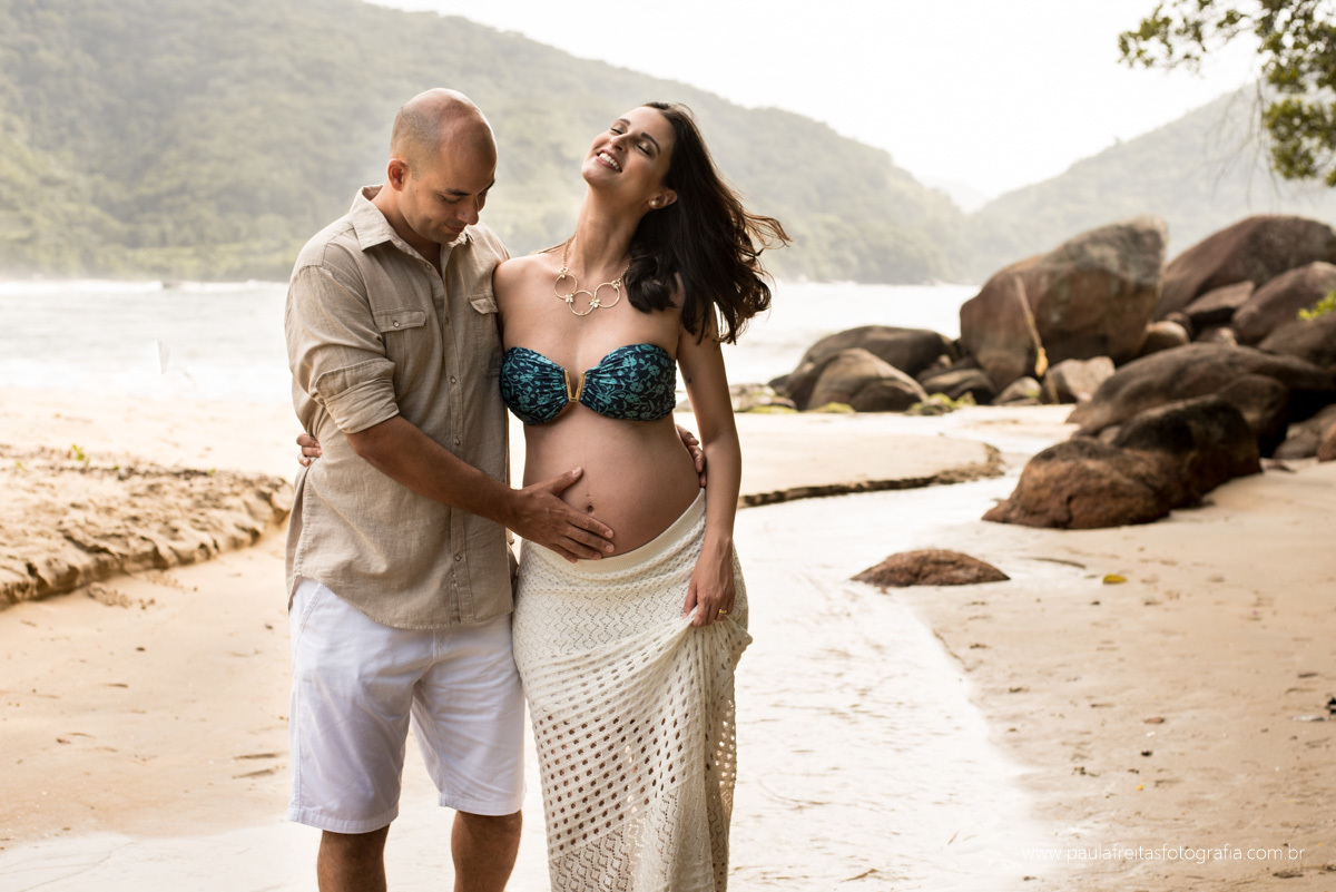 ensaio de gestante - book de gestante feito na praia em ubatuba sp fotografado por paula freitas fotografia