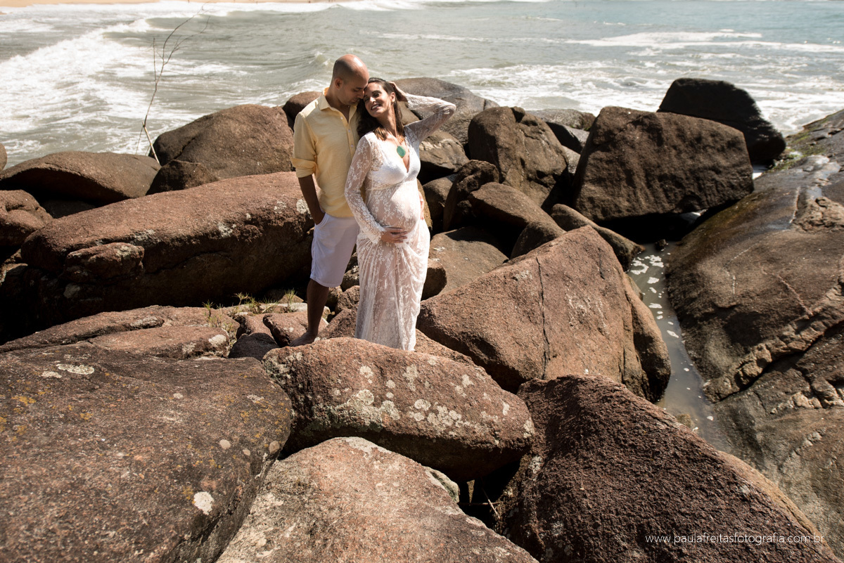 ensaio de gestante - book de gestante feito na praia em ubatuba sp fotografado por paula freitas fotografia