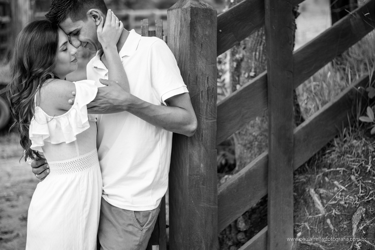 ensaio de casal na plantação de milho em guaratingueta fotografado por paula freitas fotografia