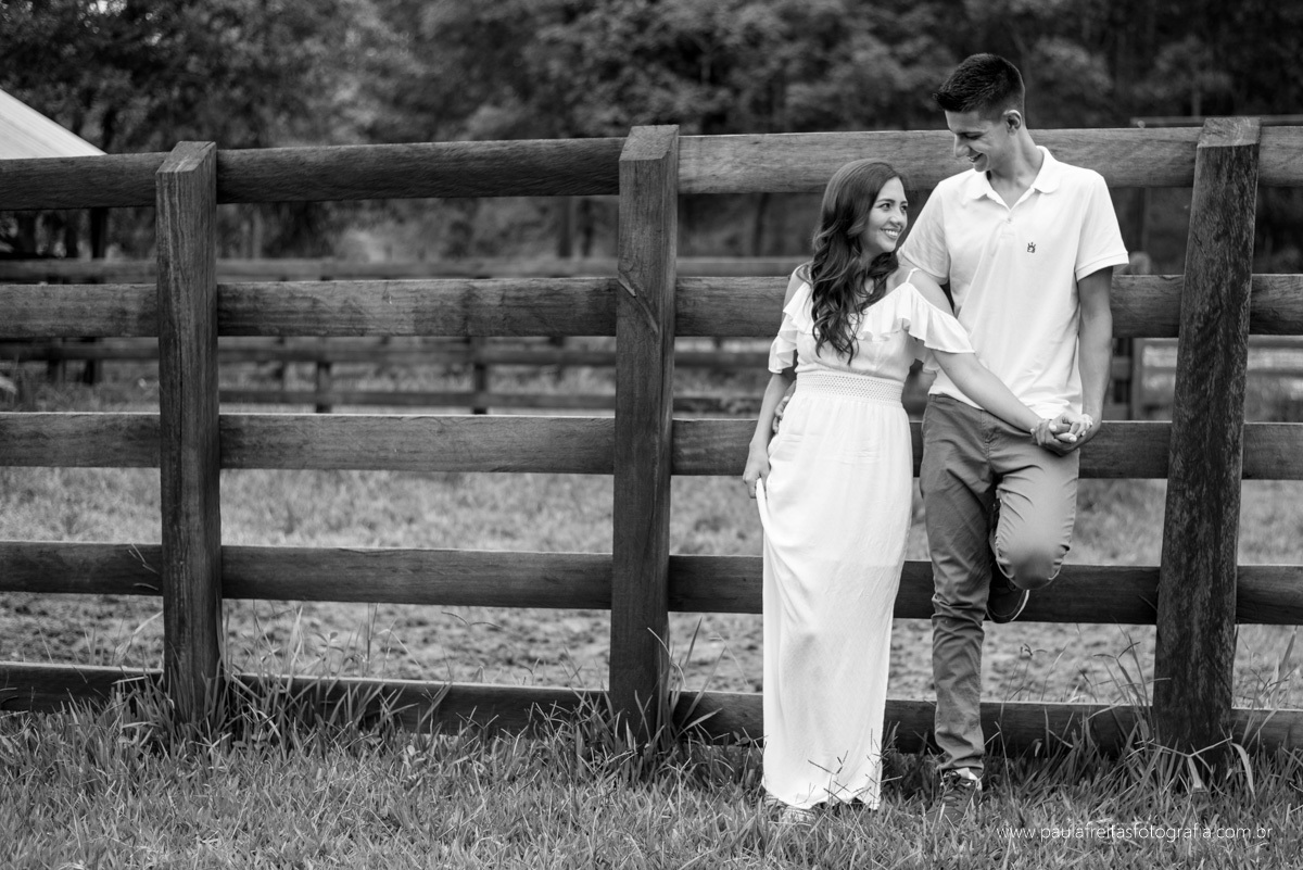 ensaio de casal na plantação de milho em guaratingueta fotografado por paula freitas fotografia