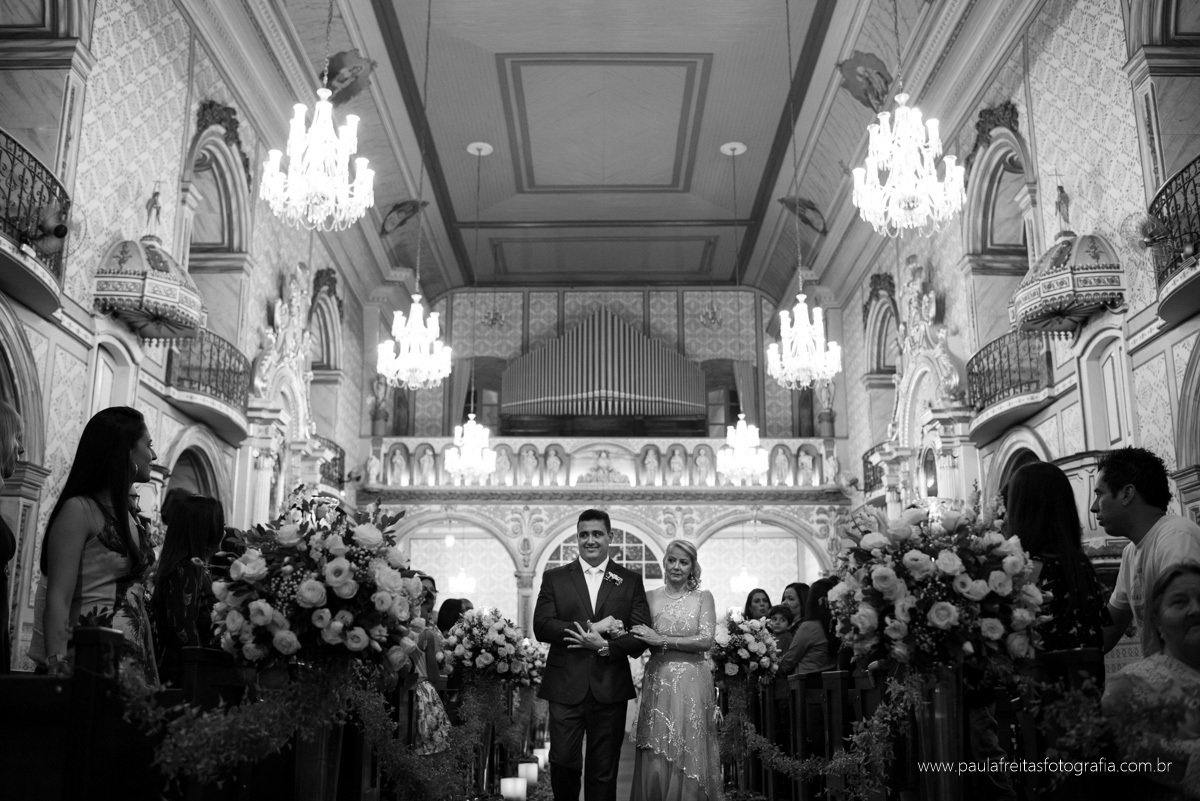 casamento em guaratingueta na igreja matriz catedral de santo antonio de thais e dragan fotografado por paula freitas fotografia