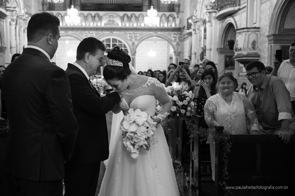 casamento em guaratingueta na igreja matriz catedral de santo antonio de thais e dragan fotografado por paula freitas fotografia