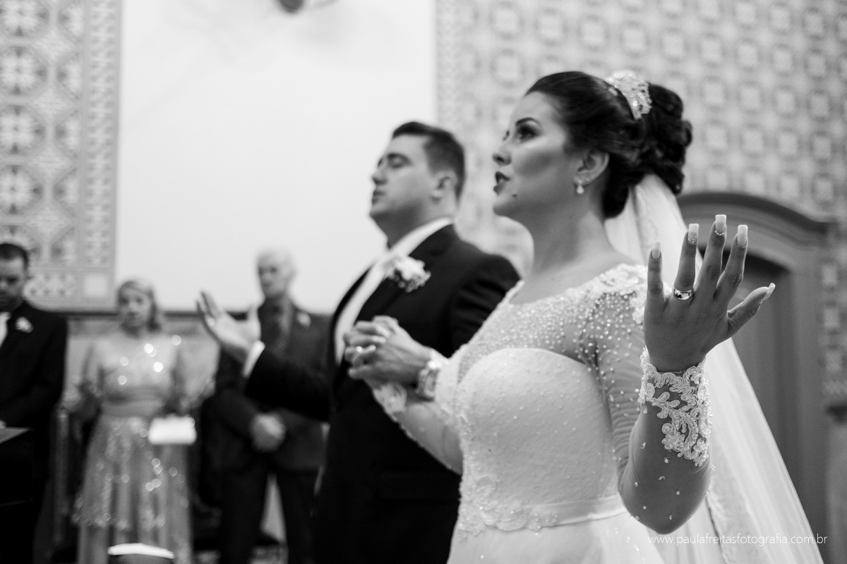 casamento em guaratingueta na igreja matriz catedral de santo antonio de thais e dragan fotografado por paula freitas fotografia