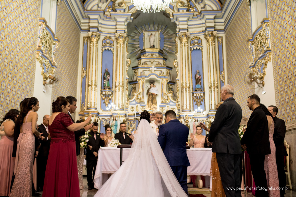 casamento em guaratingueta na igreja matriz catedral de santo antonio de thais e dragan fotografado por paula freitas fotografia