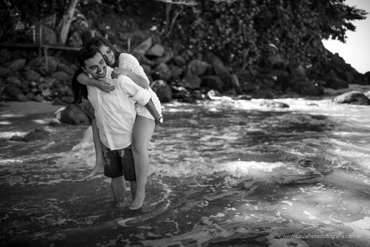 foto de casamento feito na praia em ubatuba no litoral norte fotografado por paula freitas fotografia